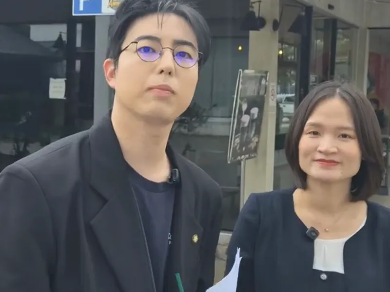 ผู้เชี่ยวชาญด้านวีซ่าของ K-VISA กับเจ้าหน้าที่ DS.ONLY พาร์ทเนอร์ในไทย