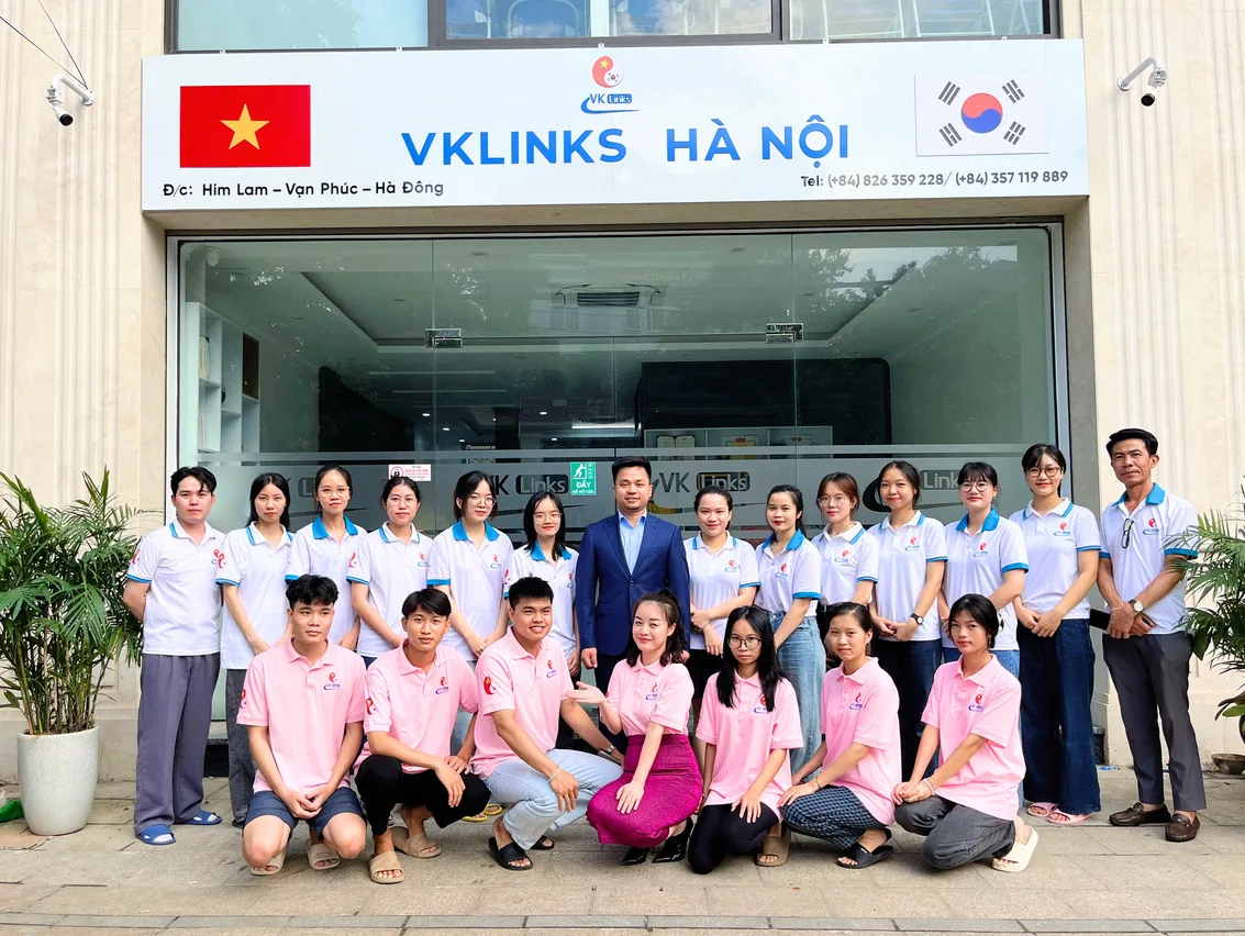 VK.LINKS 하노이 사무소 앞 직원들